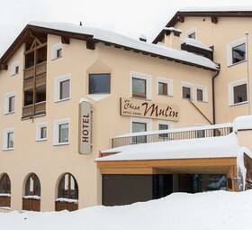 Das Garni Hotel Chesa Mulin liegt ruhig und gleichzeitig zentral im Dorfkern von Pontresina.